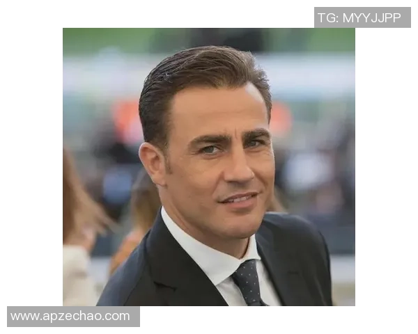 足球球星佩戴独特棒球帽造型展示彰显个性与时尚风采